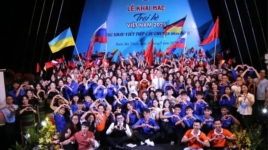 Thanh niên kiều bào cùng nhau viết tiếp câu chuyện hòa bình